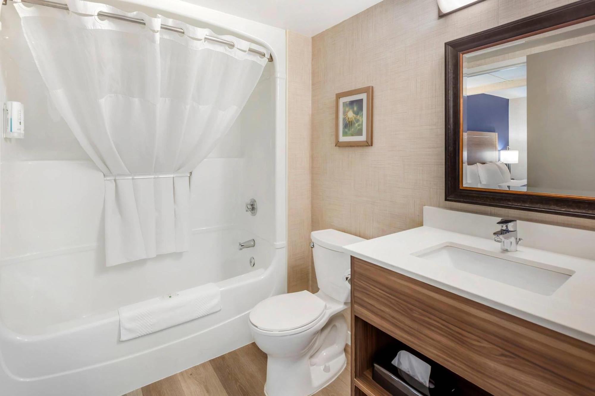 Quality Suites Whitby Exterior foto