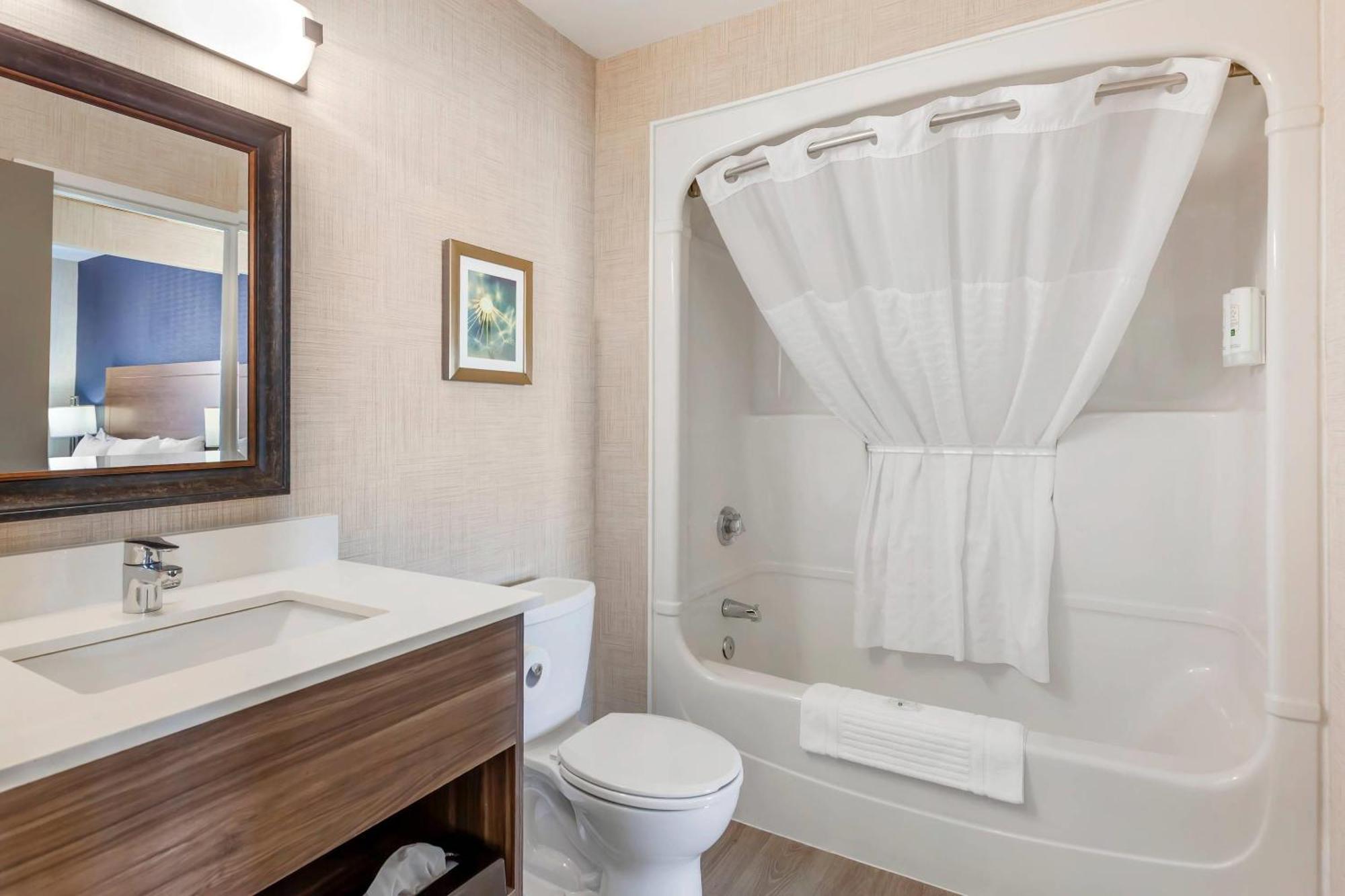 Quality Suites Whitby Exterior foto